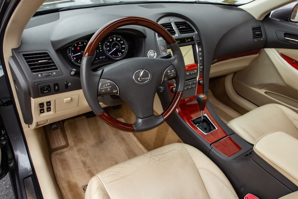 2012 Lexus ES Image 17