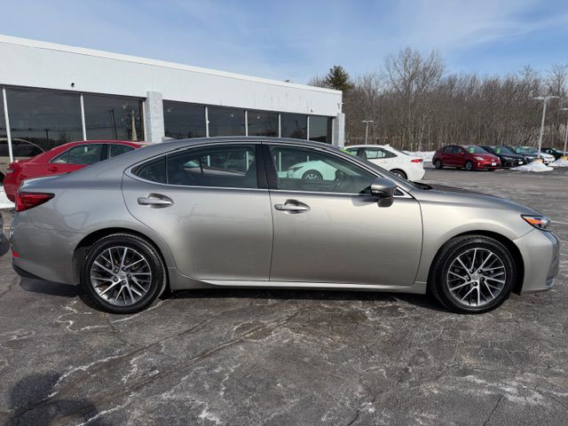 2016 Lexus ES Image 2