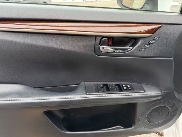 2014 Lexus ES Image 9