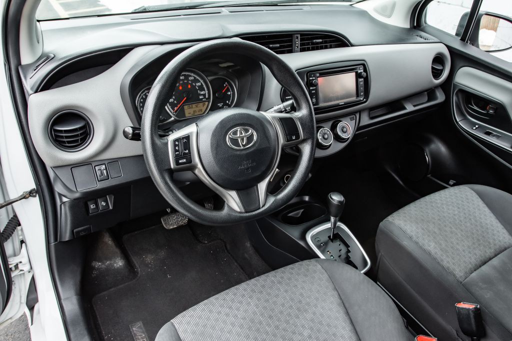 2017 Toyota Yaris Image 17