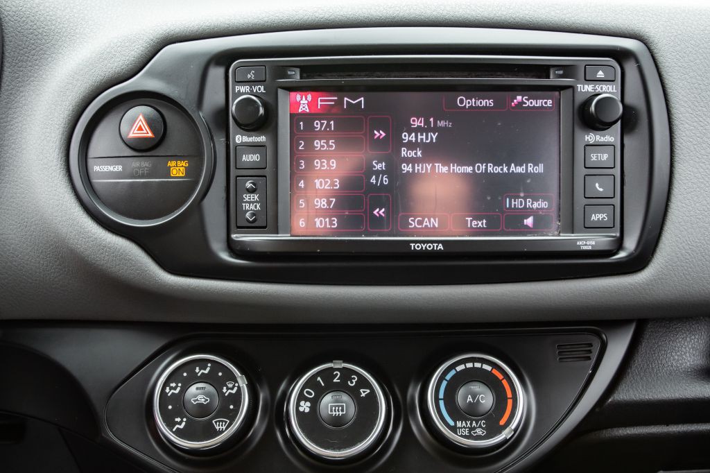 2017 Toyota Yaris Image 21