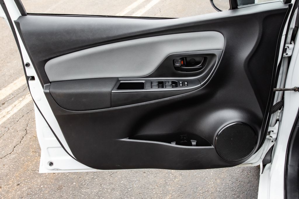 2017 Toyota Yaris Image 24