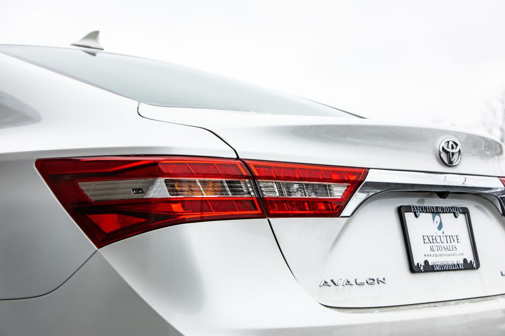 2018 Toyota Avalon Image 16