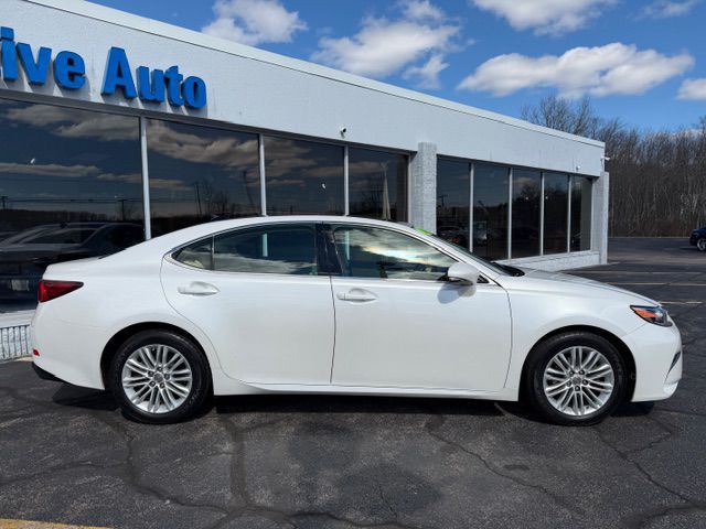 2017 Lexus ES Image 2