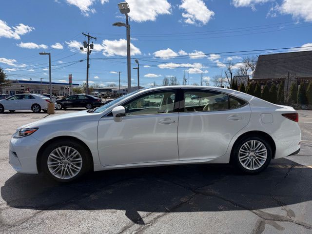 2017 Lexus ES Image 4