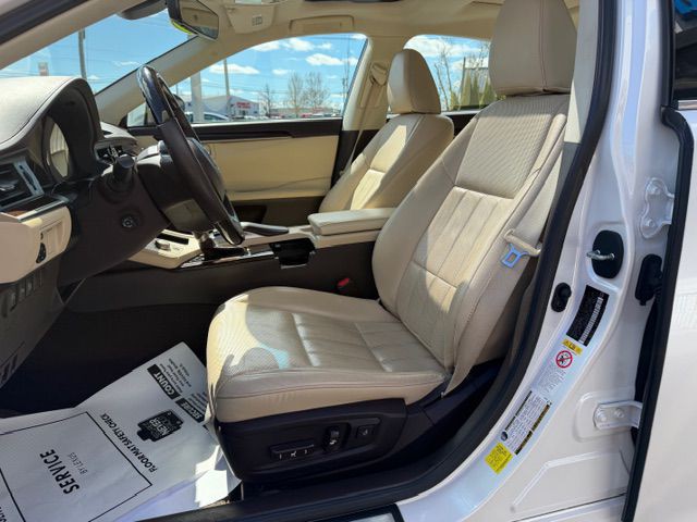 2017 Lexus ES Image 8