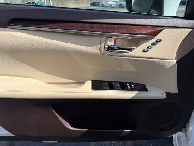 2017 Lexus ES Image 9