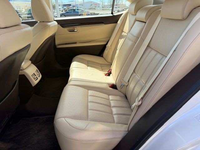 2017 Lexus ES Image 11