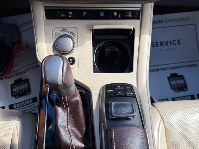 2017 Lexus ES Image 19