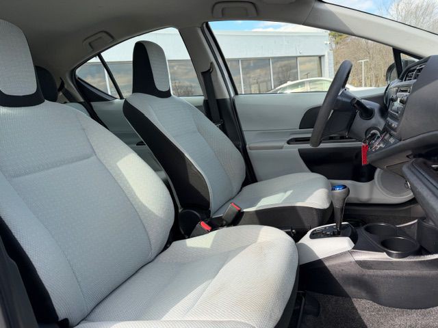 2013 Toyota Prius Image 13