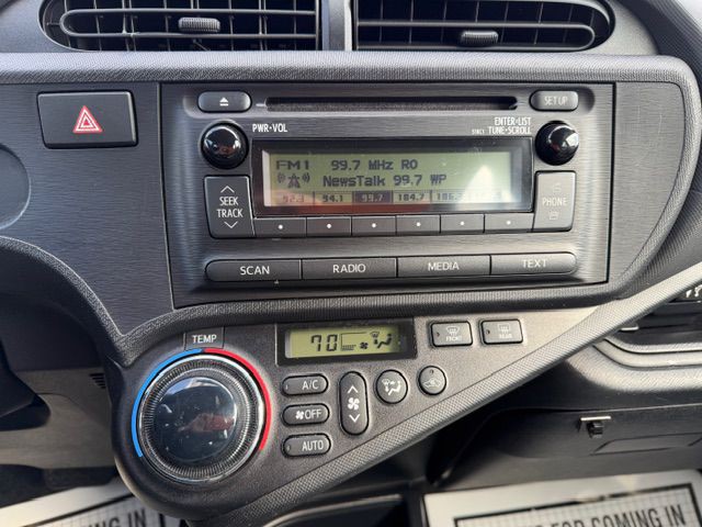 2013 Toyota Prius Image 16