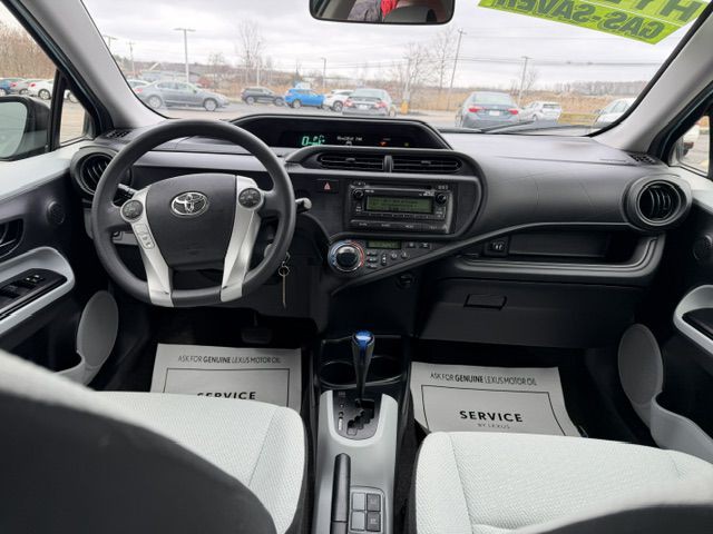 2012 Toyota Prius Image 11