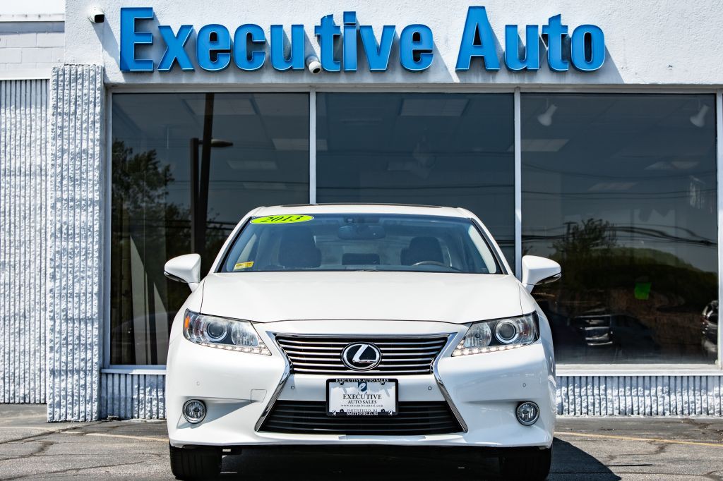 2013 Lexus ES Image 2