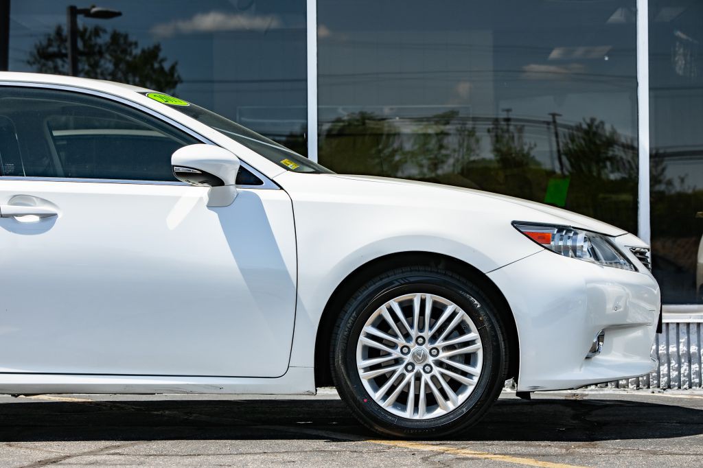 2013 Lexus ES Image 10
