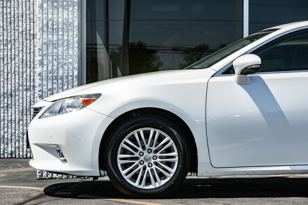 2013 Lexus ES Image 11