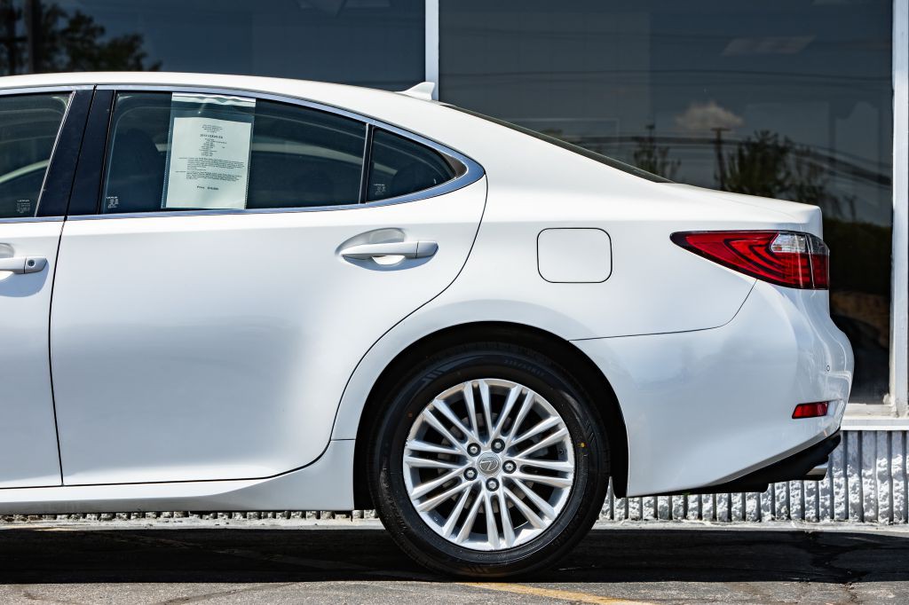 2013 Lexus ES Image 12