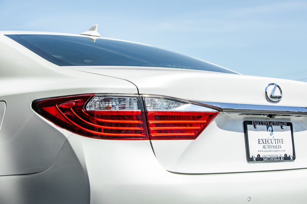 2013 Lexus ES Image 16