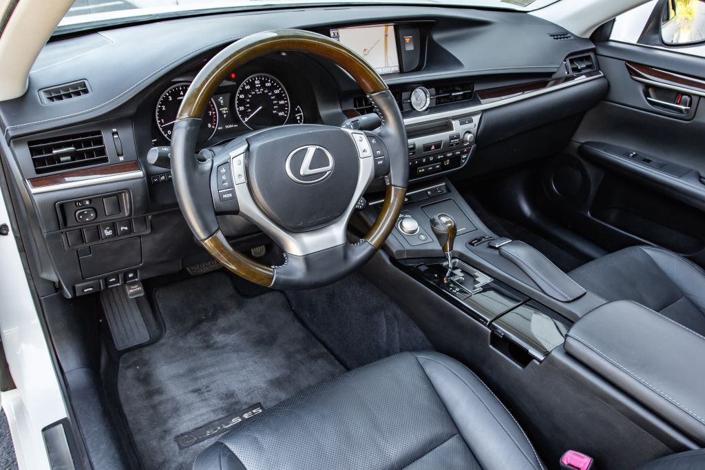 2013 Lexus ES Image 17