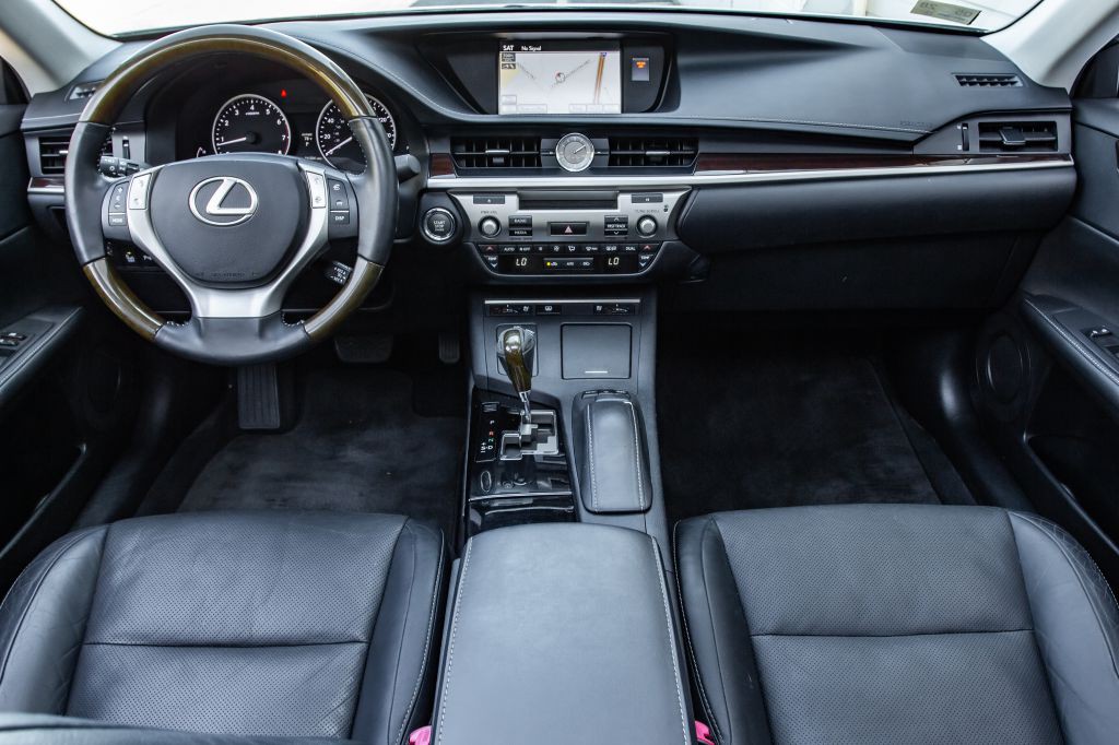 2013 Lexus ES Image 18