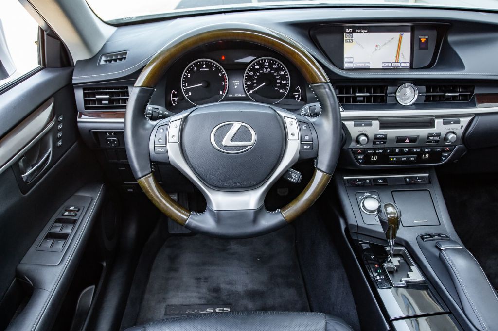 2013 Lexus ES Image 19