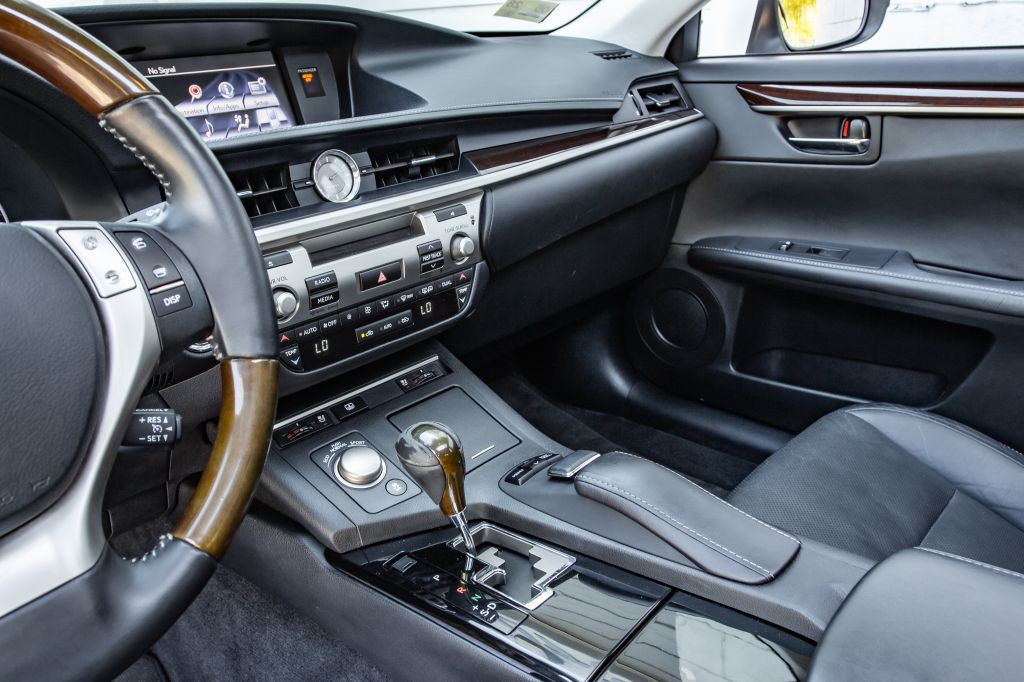 2013 Lexus ES Image 23