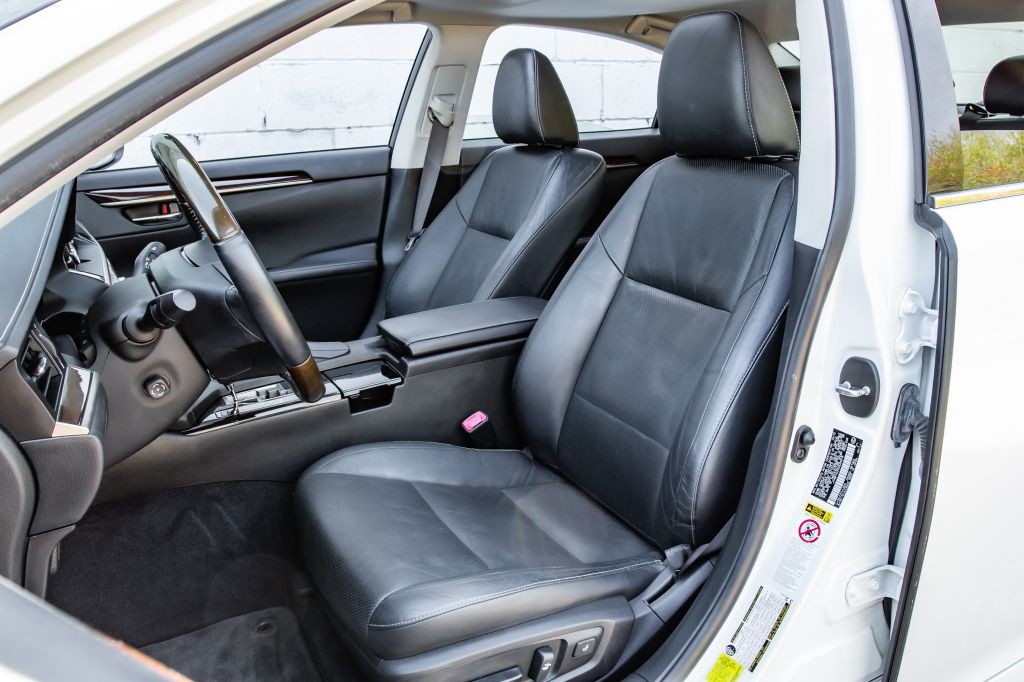 2013 Lexus ES Image 24
