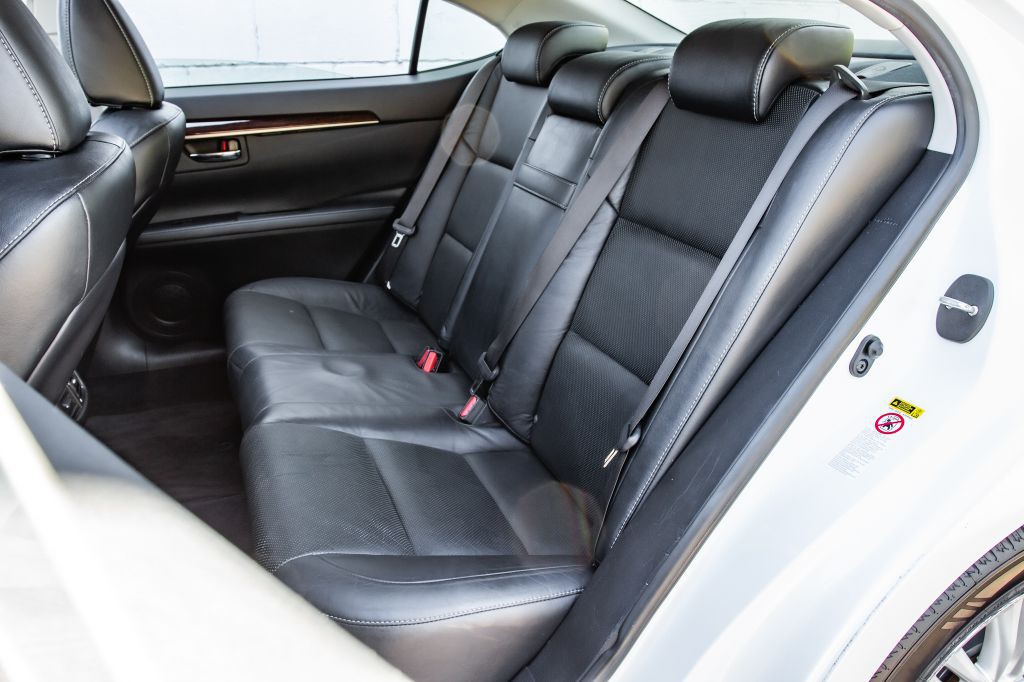 2013 Lexus ES Image 26