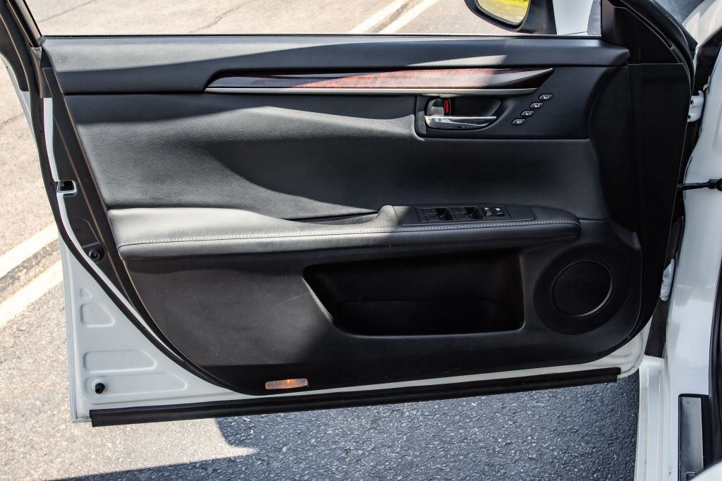 2013 Lexus ES Image 27