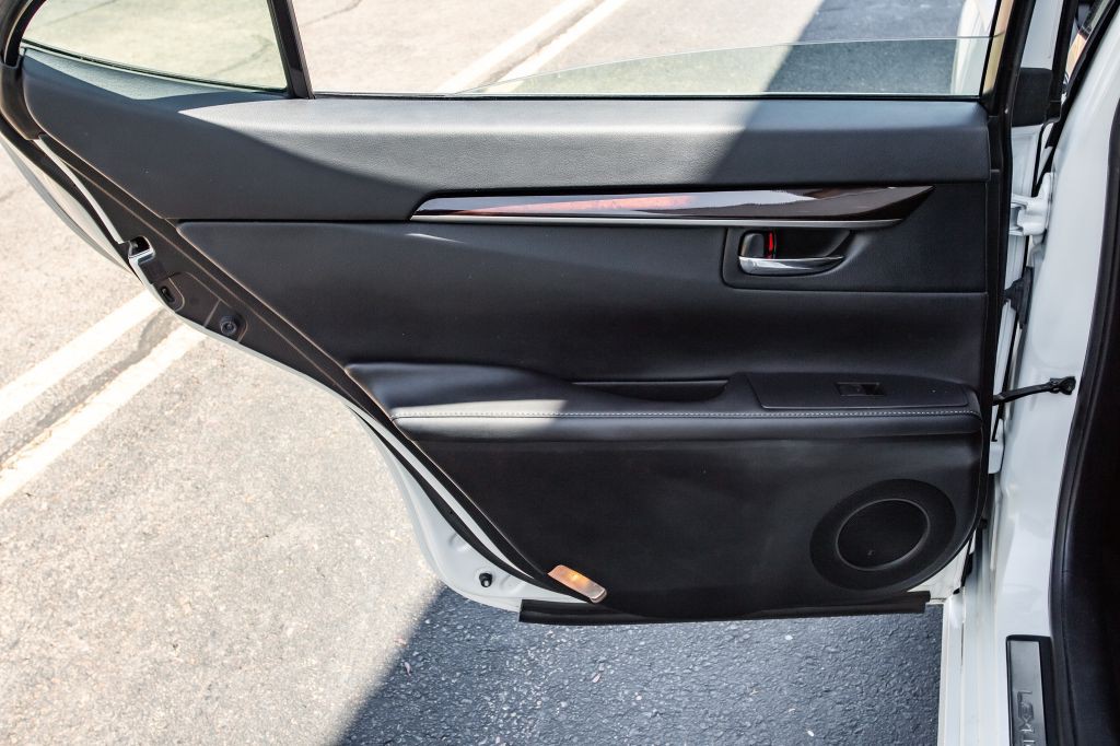 2013 Lexus ES Image 28