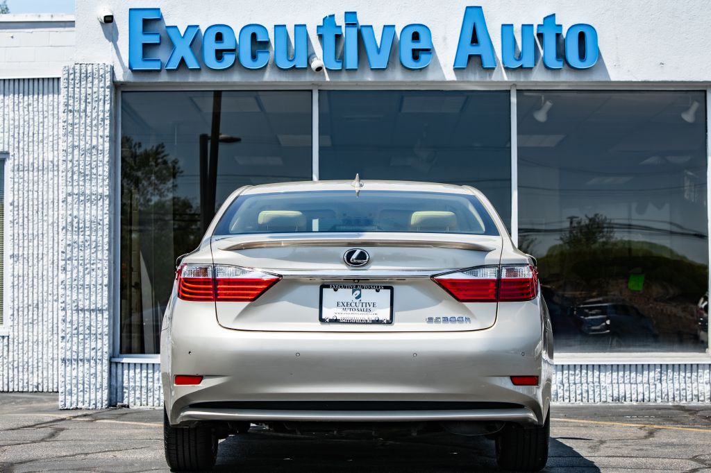 2015 Lexus ES Image 6