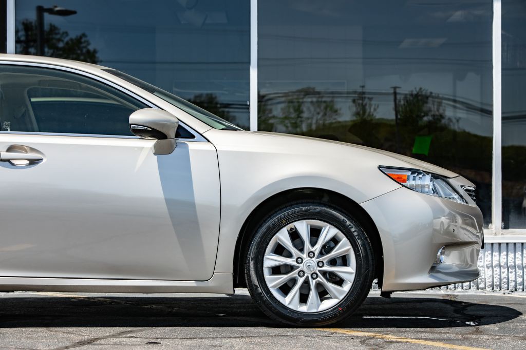 2015 Lexus ES Image 10