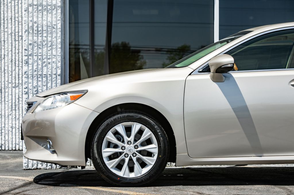 2015 Lexus ES Image 11