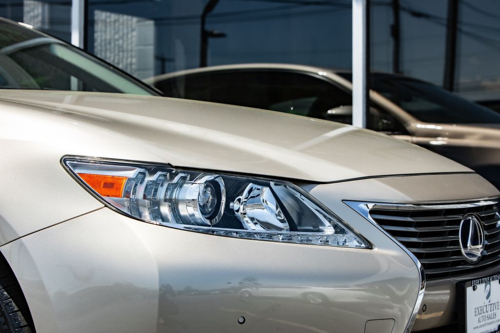 2015 Lexus ES Image 15