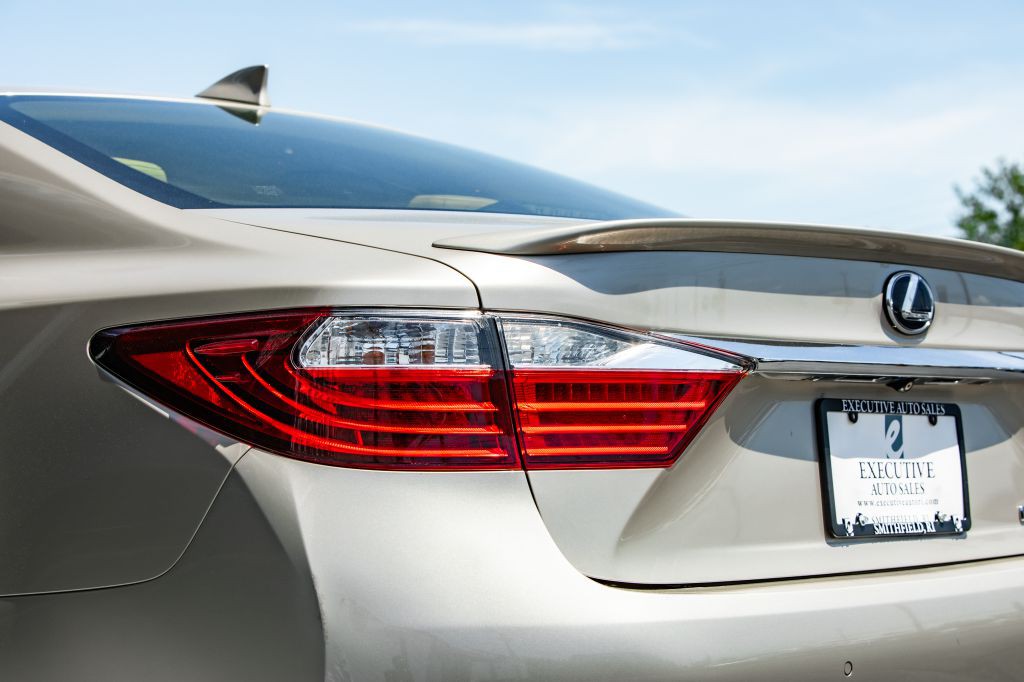 2015 Lexus ES Image 16