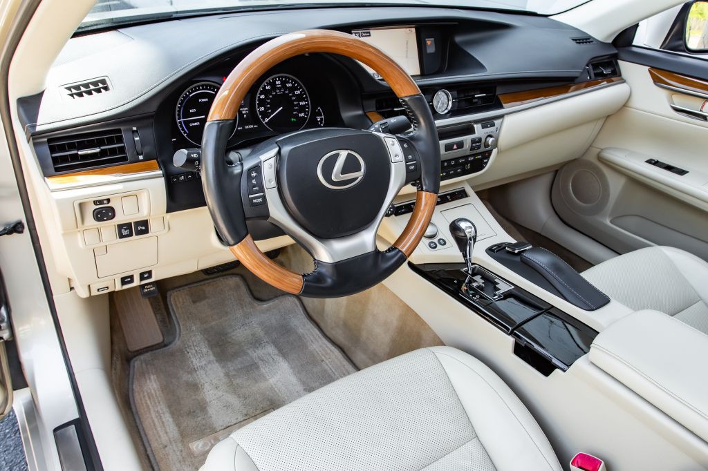 2015 Lexus ES Image 17