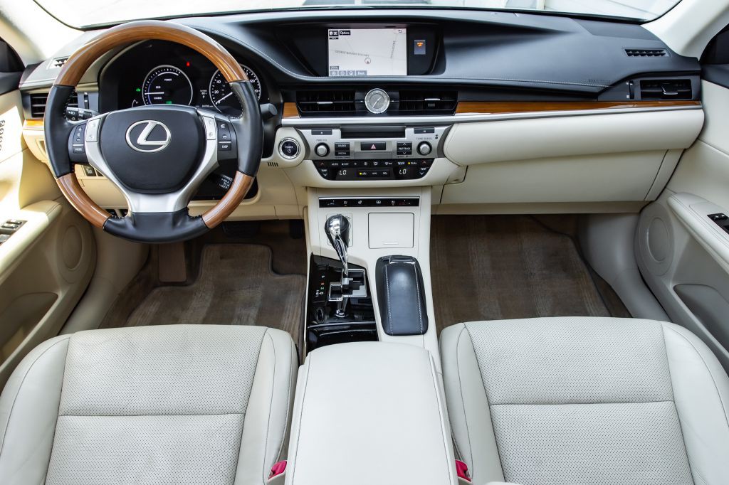 2015 Lexus ES Image 18