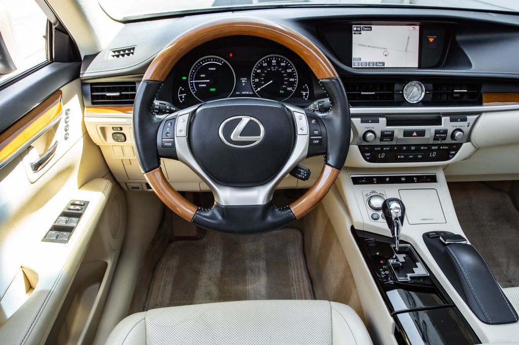 2015 Lexus ES Image 19