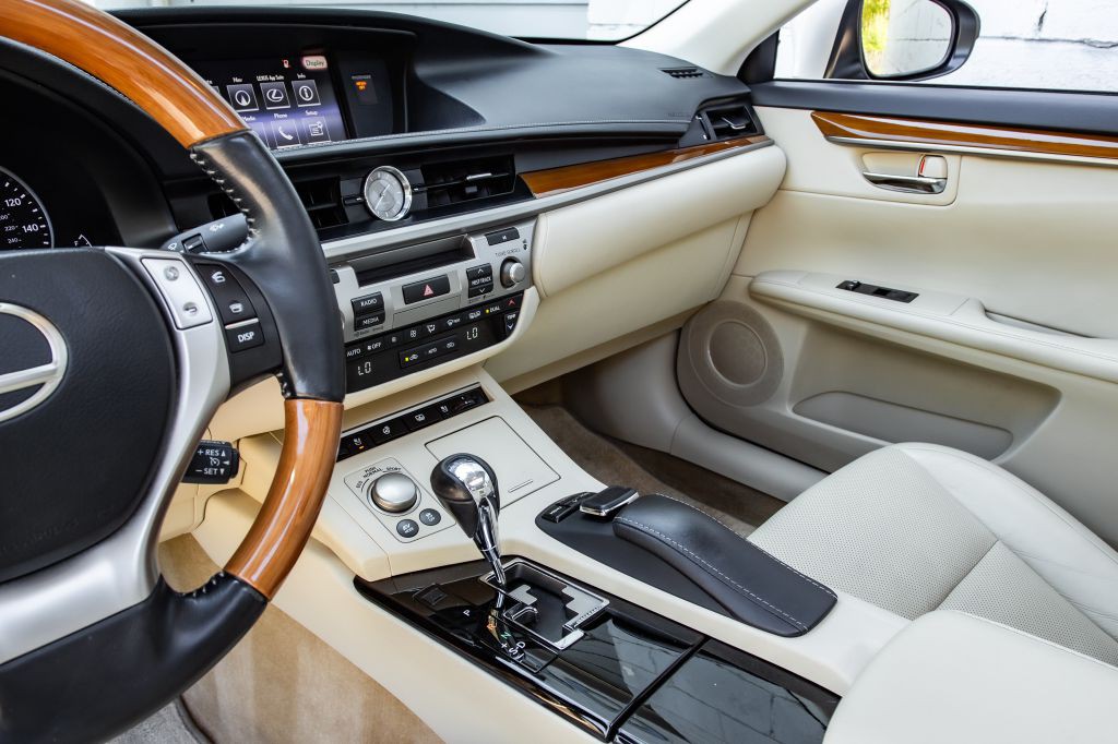 2015 Lexus ES Image 23