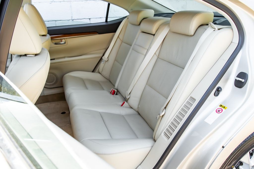 2015 Lexus ES Image 26