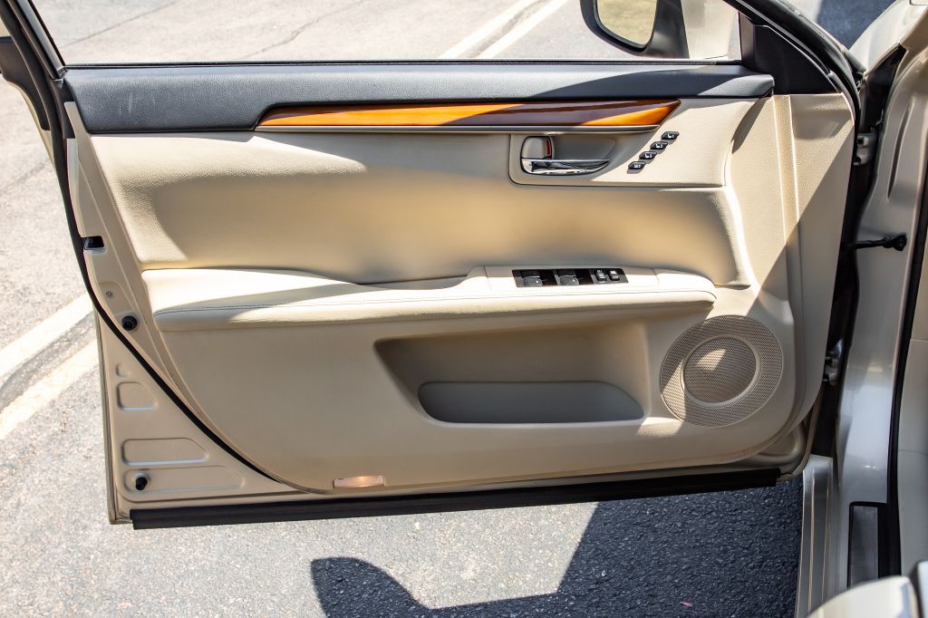 2015 Lexus ES Image 27