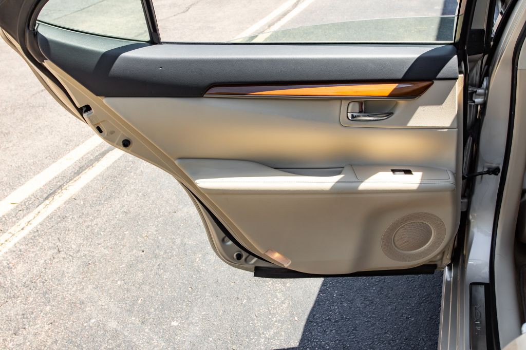 2015 Lexus ES Image 28