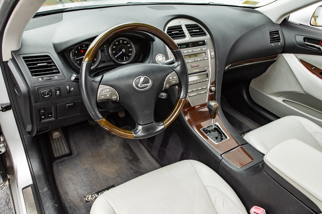 2012 Lexus ES Image 17