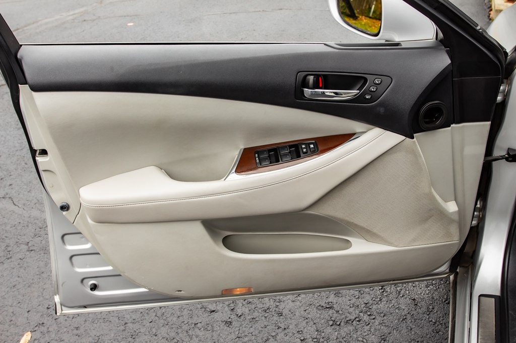 2012 Lexus ES Image 25