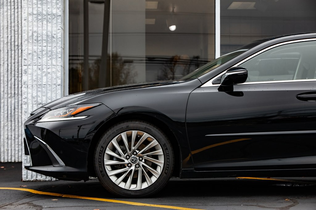 2020 Lexus ES Image 9