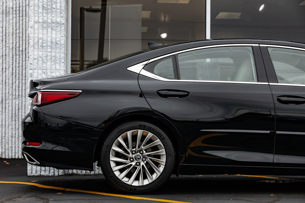 2020 Lexus ES Image 11