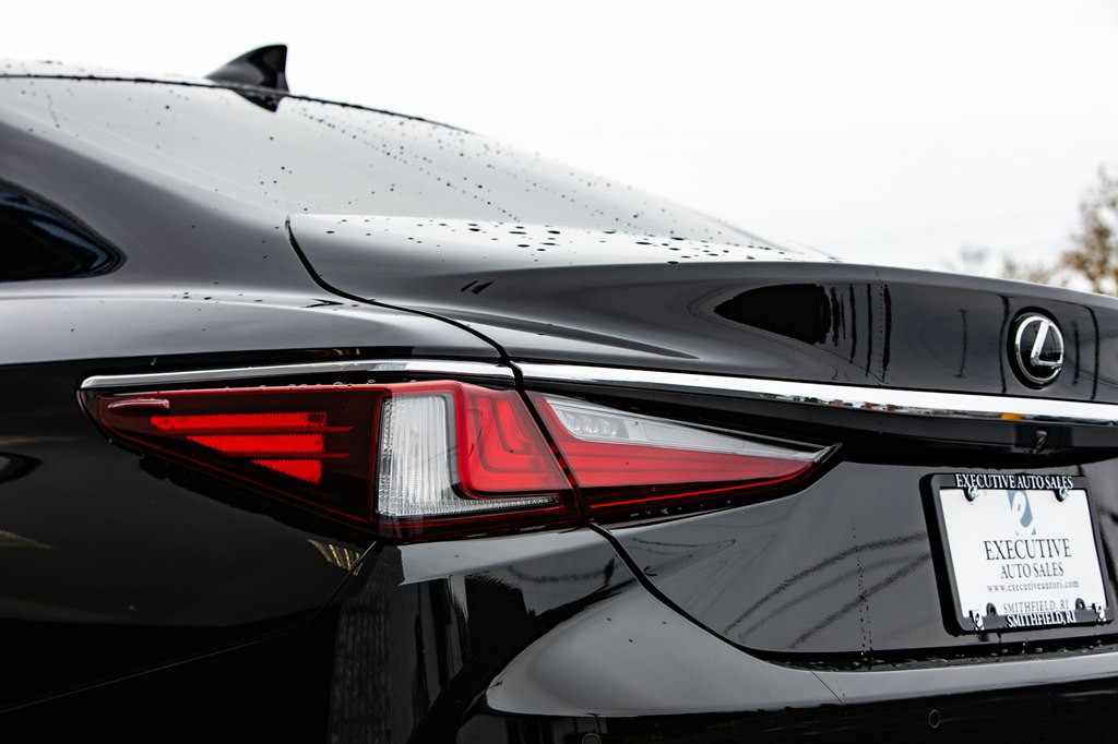 2020 Lexus ES Image 16