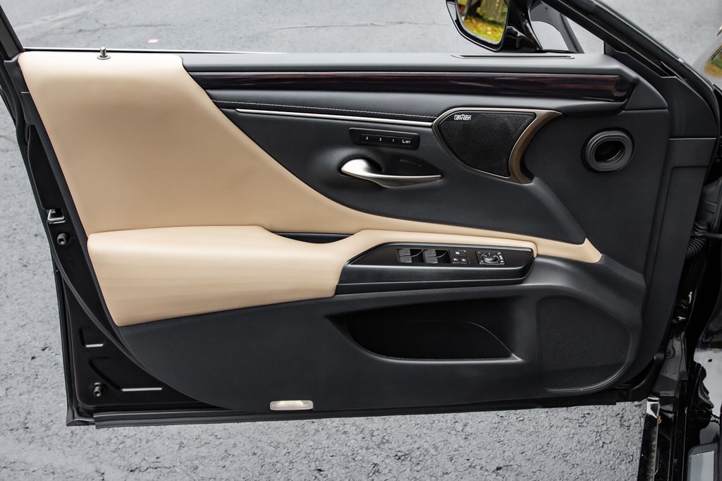 2020 Lexus ES Image 28