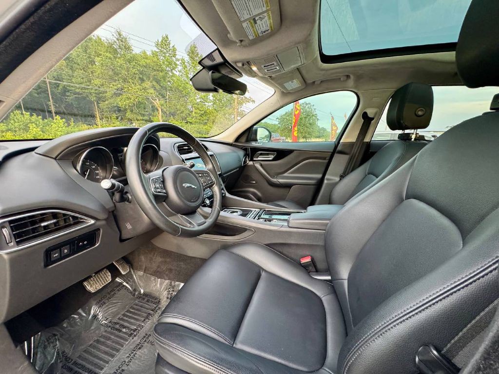 2019 Jaguar F-PACE Image 8