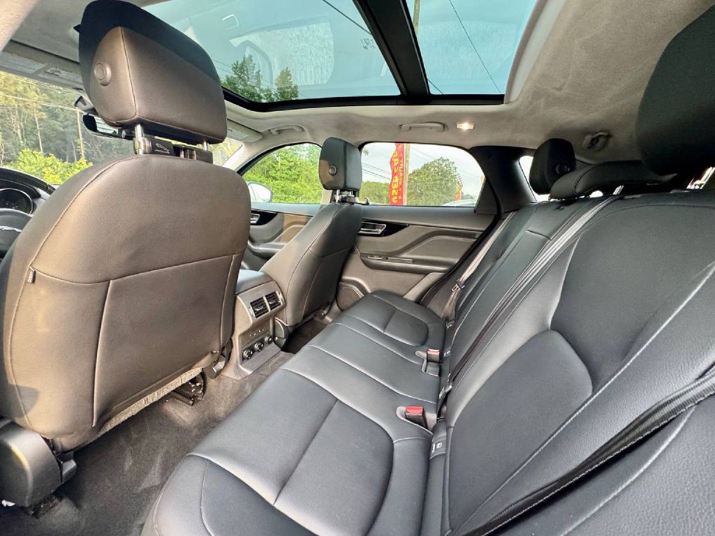 2019 Jaguar F-PACE Image 9