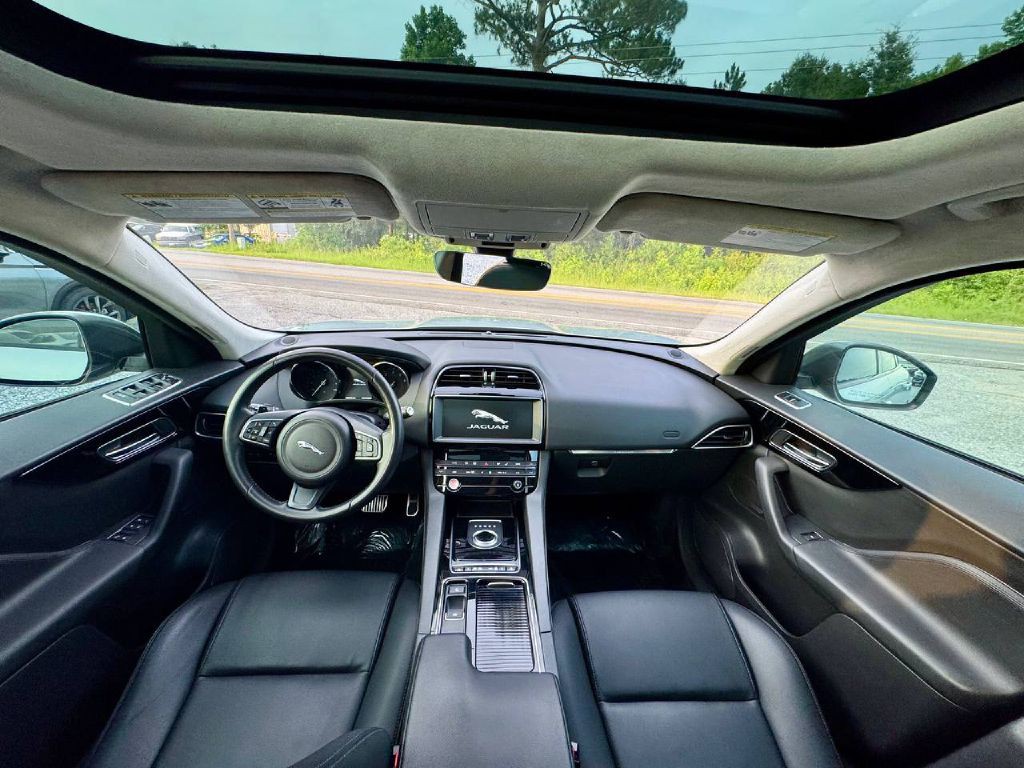 2019 Jaguar F-PACE Image 10